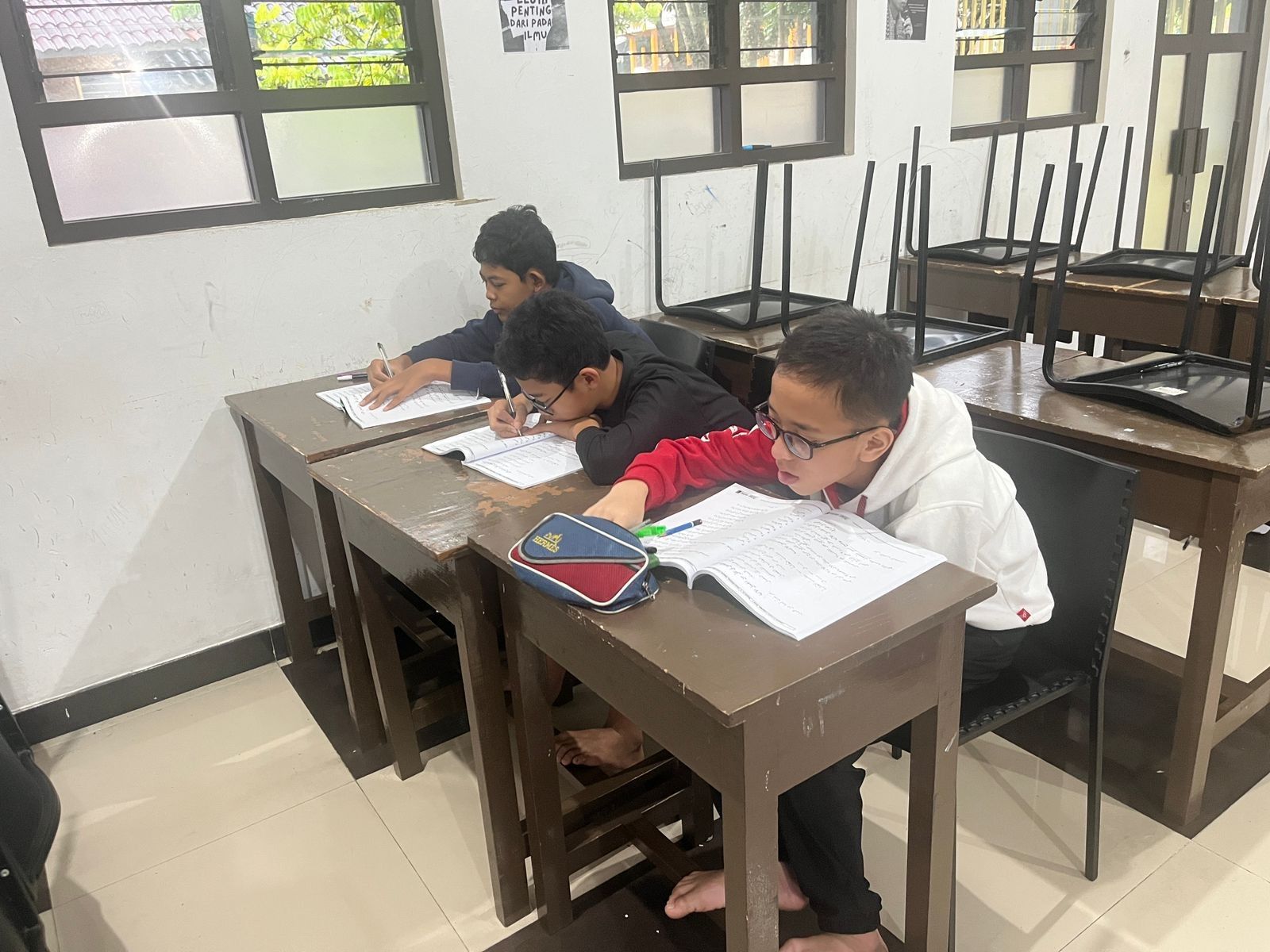 Santri membaca dan belajar bersama di ruang kelas pesantren.