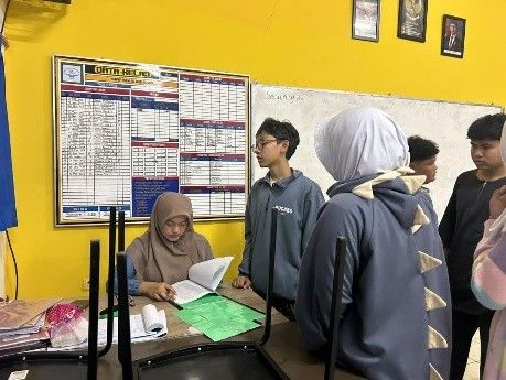 Santri putra berlatih hafalan doa di hadapan guru.