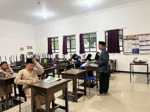 Santri mengikuti pembelajaran bahasa Arab di ruang kelas.