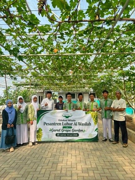 Santri dan pembimbing berfoto bersama dalam kunjungan ke kebun anggur.