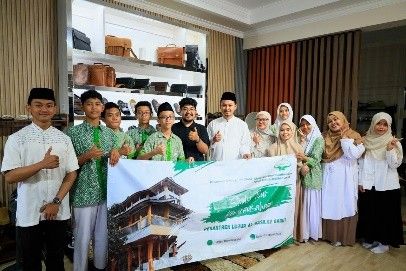 Peserta kunjungan kewirausahaan berfoto bersama.