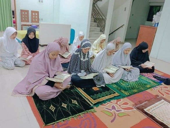 Santri putri mengulang hafalan Al-Quran bersama.