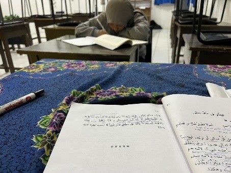 Kitab terbuka di ruang belajar pesantren.