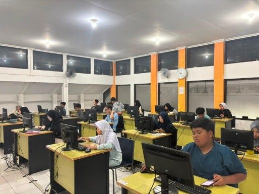 Santri menggunakan komputer dalam kegiatan pembelajaran TIK.
