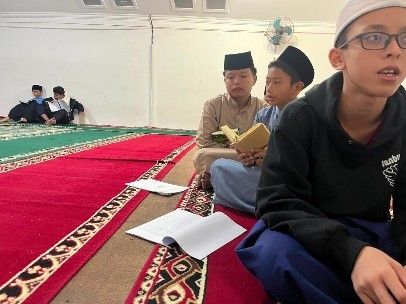 Santri putra menyetorkan hafalan di hadapan pembimbing.