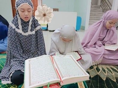 Pembimbing mendampingi setoran hafalan Al-Quran santri putri.