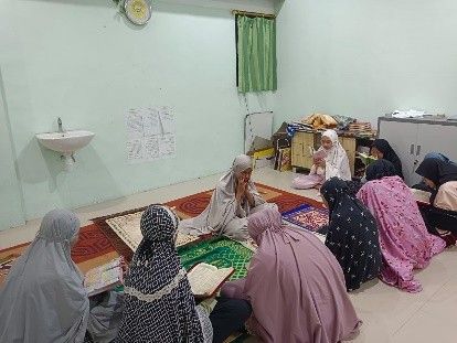 Santri putri menyimak bacaan Al-Quran bersama.