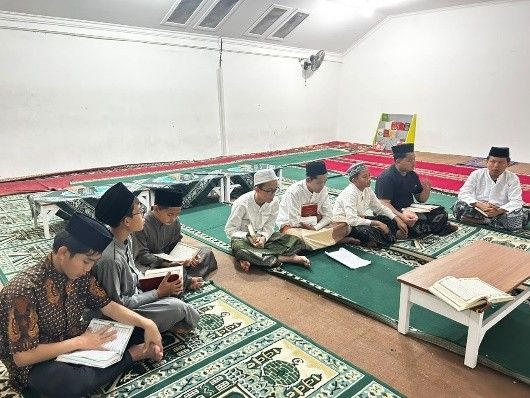 Santri putra membaca Al-Quran bersama dalam kegiatan Yasinan.