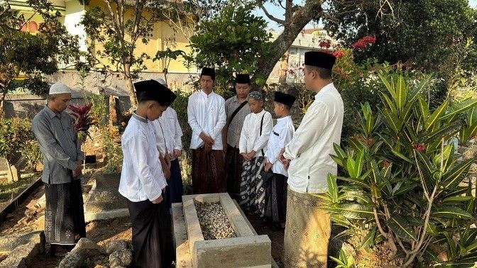 Santri dan pembimbing berziarah ke makam.